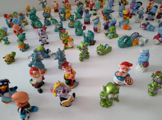 Image 1 of Kinder Surprise eierfiguurtjes, lot van 90 stuks. Periode: jaren 1990/2000, gespeeld.