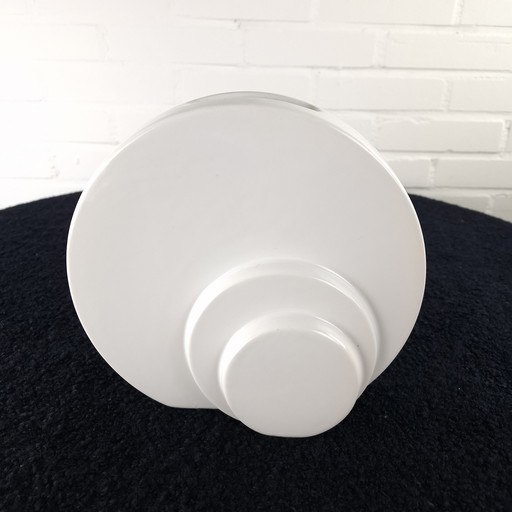 Jarrón vintage Memphis Milano de cerámica blanca de la década de 1980.