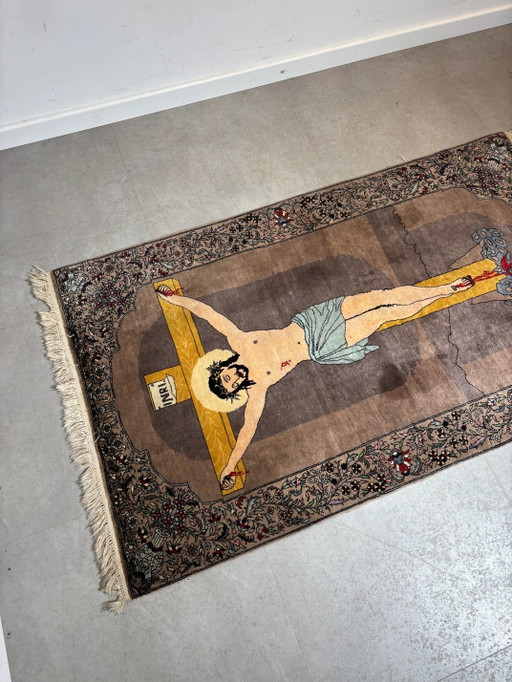 Alfombra semiantigua de Tabriz con motivos pictóricos que representan a Cristo en la cruz. (photo 2 of 4)