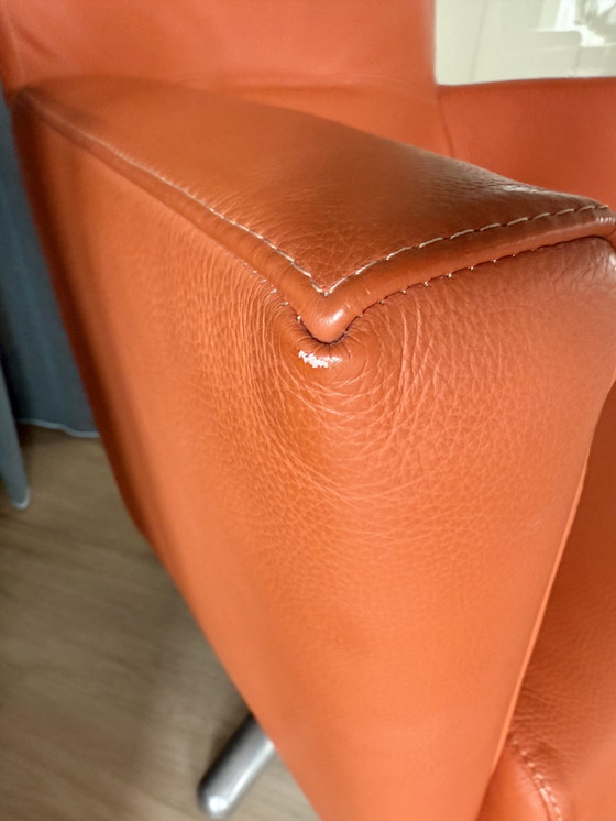 Image 1 of Fauteuil pivotant orange en cuir