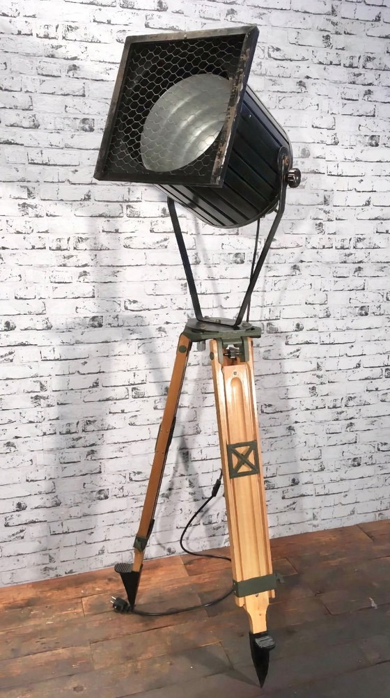 Image 1 of Gran foco industrial negro sobre trípode de madera, década de 1960