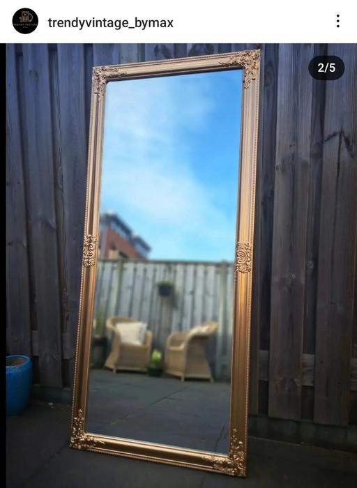 Espejo grande de bronce dorado con aspecto antiguo y facetado