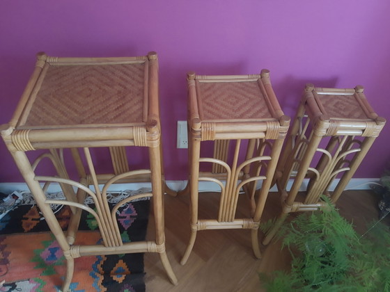 Splendido set vintage italiano anni '70 di 3 tavolini laterali in rattan e bambù, tavolini per piante e (photo 6 of 9)