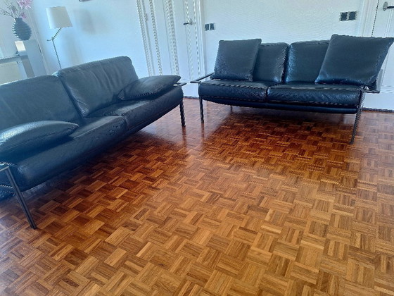 Image 1 of Sofá de diseño en piel negra.