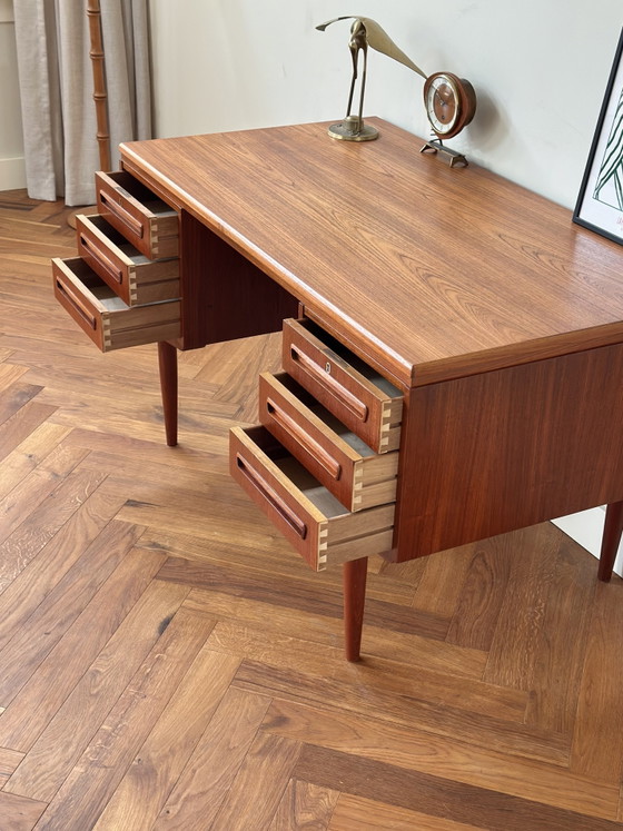 Image 1 of Scrivania dal design vintage in legno di teak danese, anni '50/'60/'70