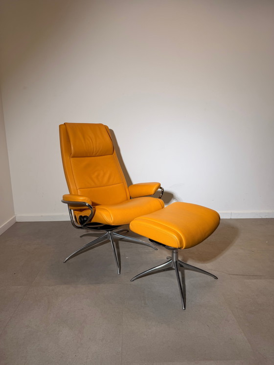 Poltrona reclinabile Stressless City con poggiapiedi – Pelle color giallo senape – Poltrone relax (photo 2 of 7)