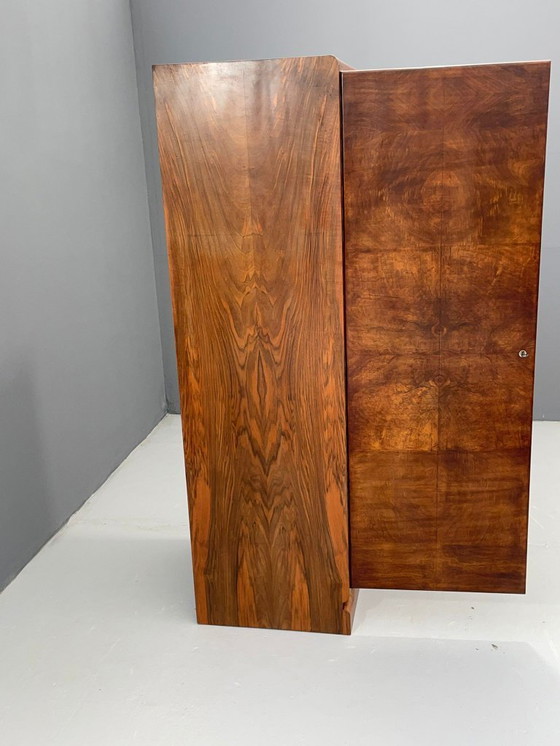 Image 1 of Gerestaureerde art-deco kast met planken, walnootfineer, Tsjecho-Slowakije, jaren 1930