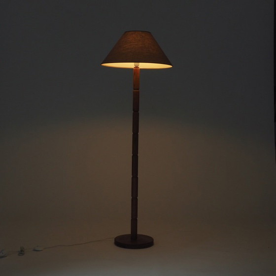 Image 1 of Lampadaire en bois style milieu du siècle