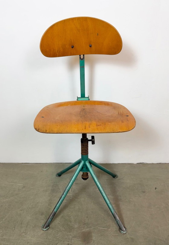 Chaise d'atelier industrielle vert foncé, années 1950 – Tabourets, Iron (photo 4 of 18)