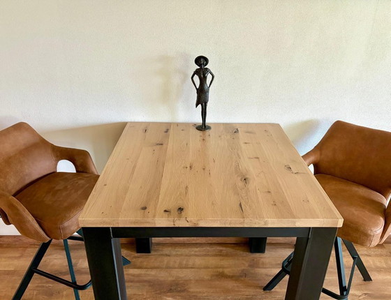 Image 1 of Wegen Zusammenziehens wird ein schöner Bartisch mit luxuriösen Barhockern verkauft.