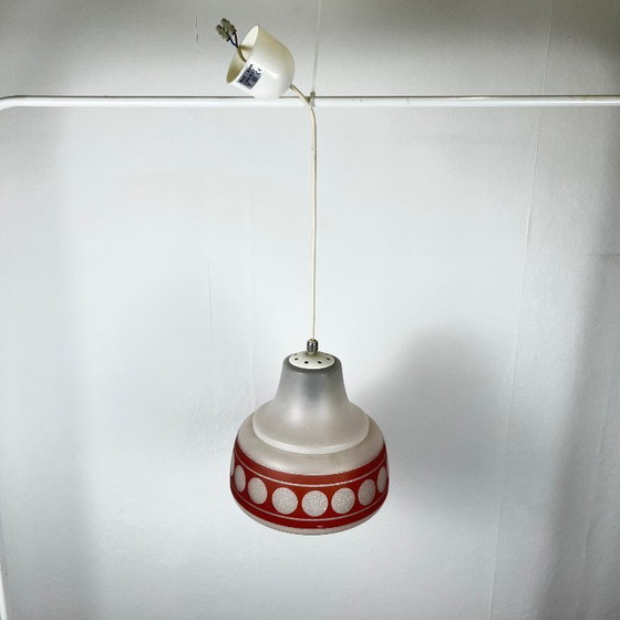 Image 1 of Vintage glazen hanglamp, rode band, jaren 60/70 MCM