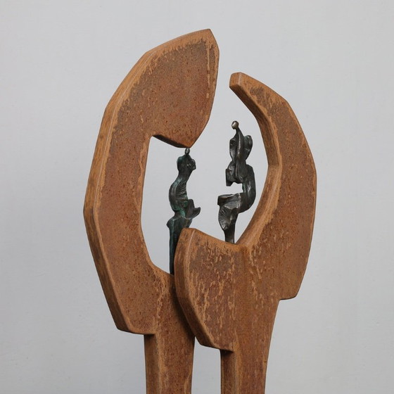 Image 1 of Sculpture contemporaine en pierre et métal avec figures en bronze