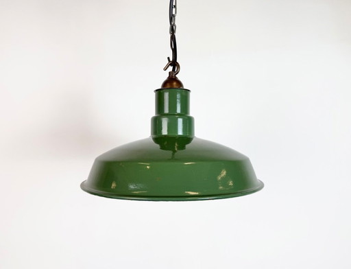 Industriële Britse hanglamp van groen emaille, jaren 60
