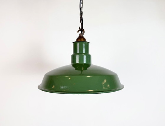 Image 1 of Industriële Britse hanglamp van groen emaille, jaren 60