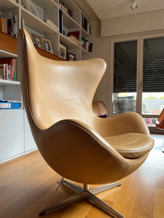 Egg in Walnut leather, 2006 Fritz Hansen – Armchairs, Aluminium (photo 2 of 7)