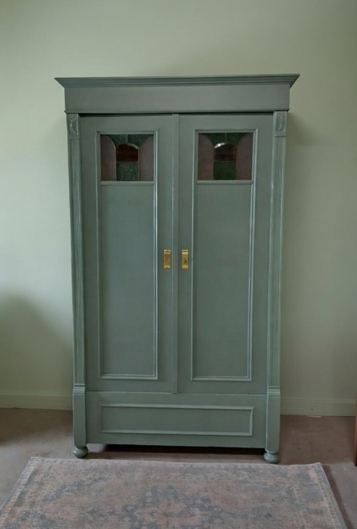 Vintage kledingkast met glas in lood raampjes - Oud groen
