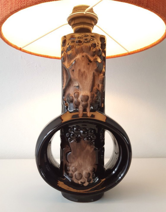 Image 1 of Base per lampada vintage in ceramica marrone scuro riccamente decorata degli anni '70 con un nuovo paralume fatto a mano; Fa