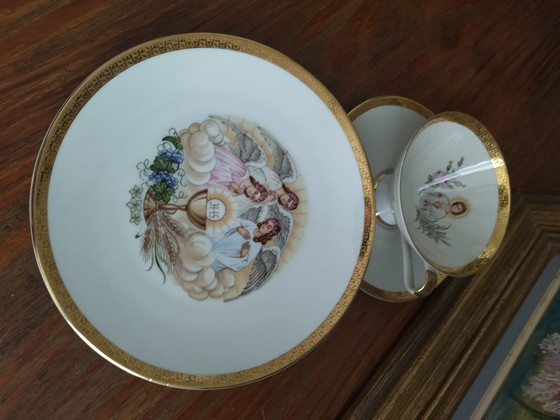 Image 1 of Herinnering voor de communie. De set bestaat uit een bord, schotel en beker.