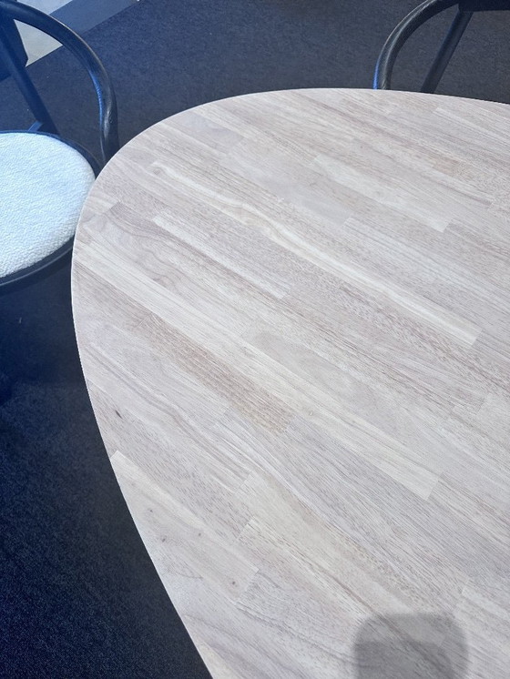 Image 1 of Mesa con patas de tulipán