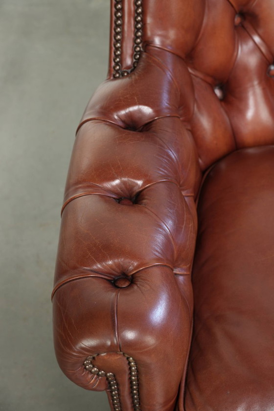 Kwalitatief zeer goede cognac kleurige rundleren chesterfield armchair in Engelse stijl met een tijdloos (photo 7 of 12)