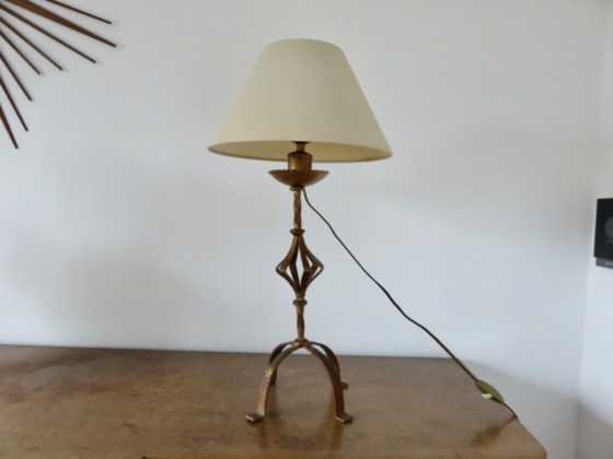 Image 1 of Grote smeedijzeren lamp met een gouden patina in de "art & crafts"-stijl.
