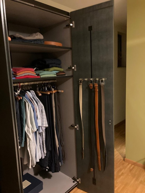 Image 1 of Grote design kleerkast 251 cm – petrol kleur – E.F. JONAS Meubelagenturen