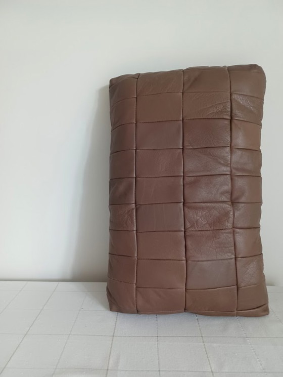 Image 1 of Coussin en cuir vintage - marron clair chaud - patchwork