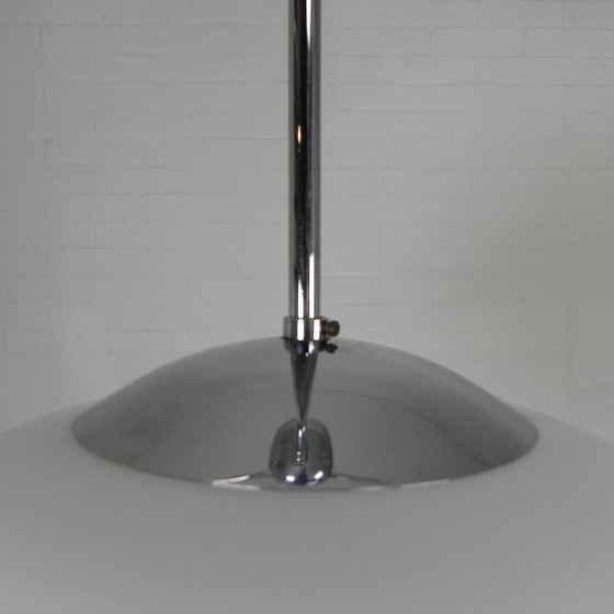 Image 1 of Vintage schoollamp met witte matglazen kap en verchroomd armatuur, jaren 50