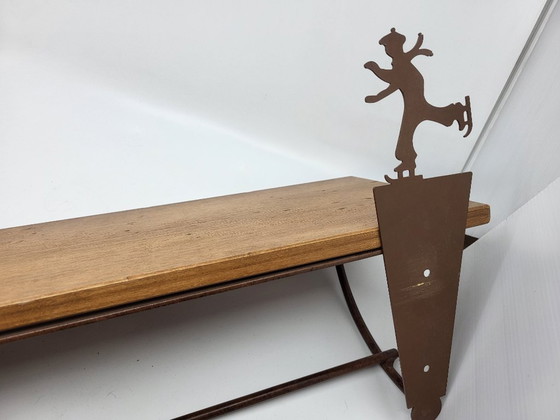 Image 1 of Mensola in legno e metallo decorata con pattinatori sul ghiaccio