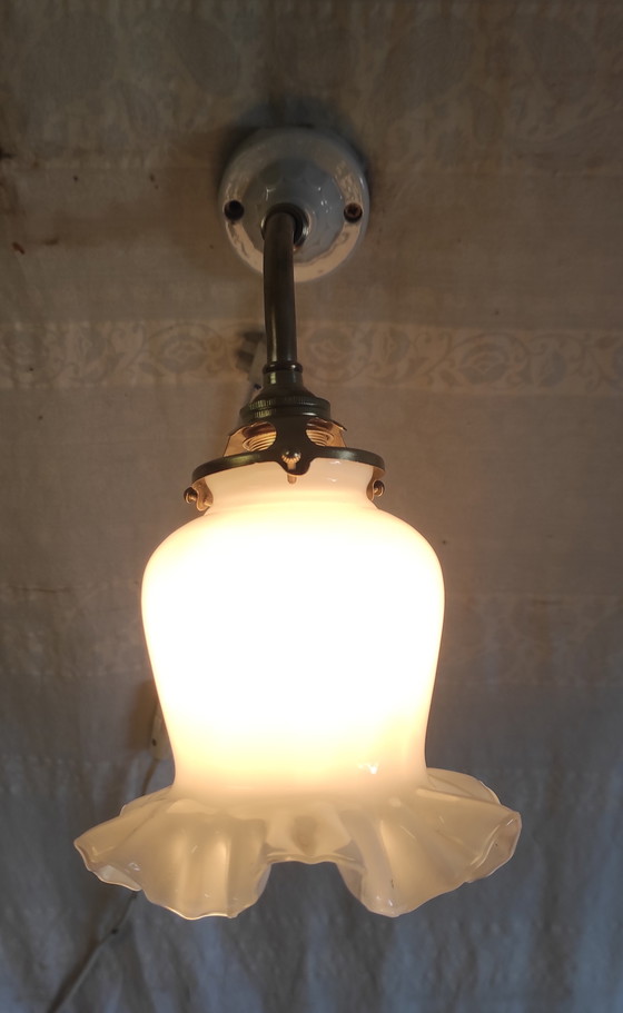 Image 1 of Wandlamp met zwanenhals van messing, porselein en opaalglas - midden 20e eeuw
