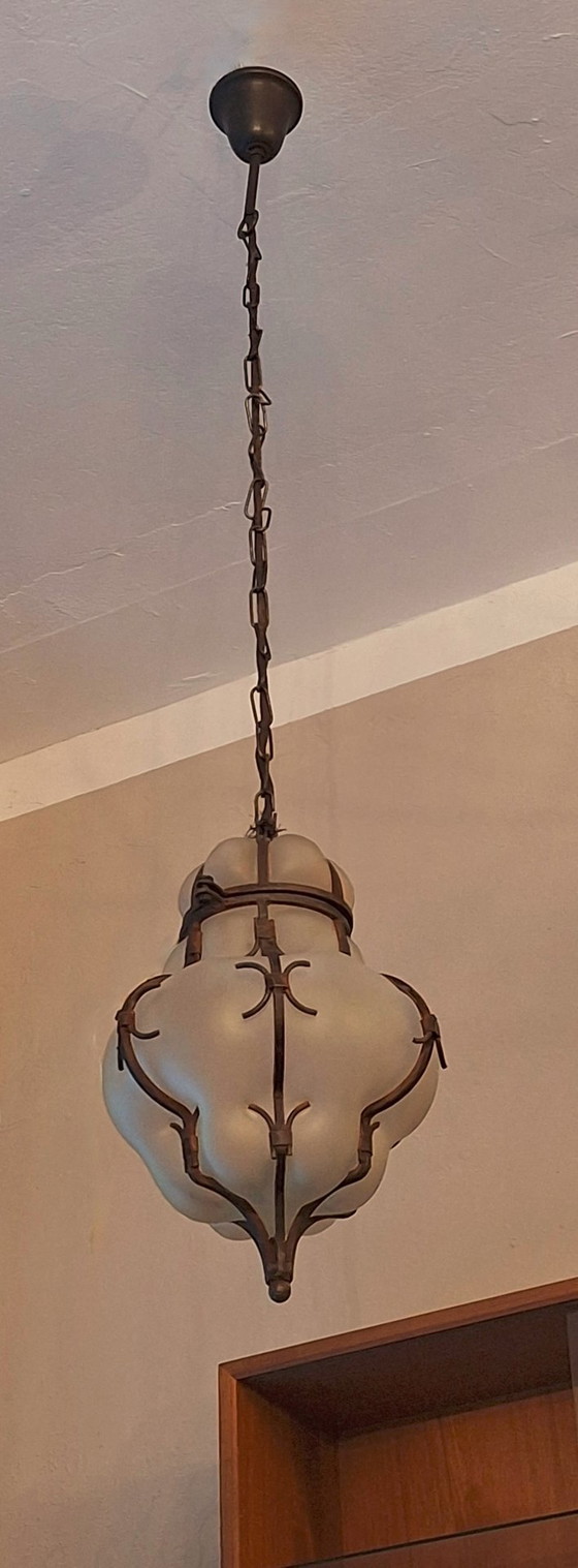 Image 1 of Suspension en verre dépoli soufflé de Murano, style vénitien, avec structure en fer, Italie, années 1960