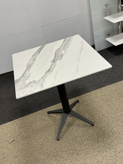 Nueva mesa pequeña Bert plantagie Carve Dekton