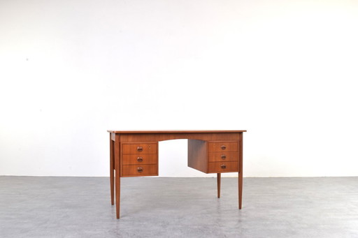 Deens teakhouten bureau uit het midden van de 20e eeuw, jaren 60.