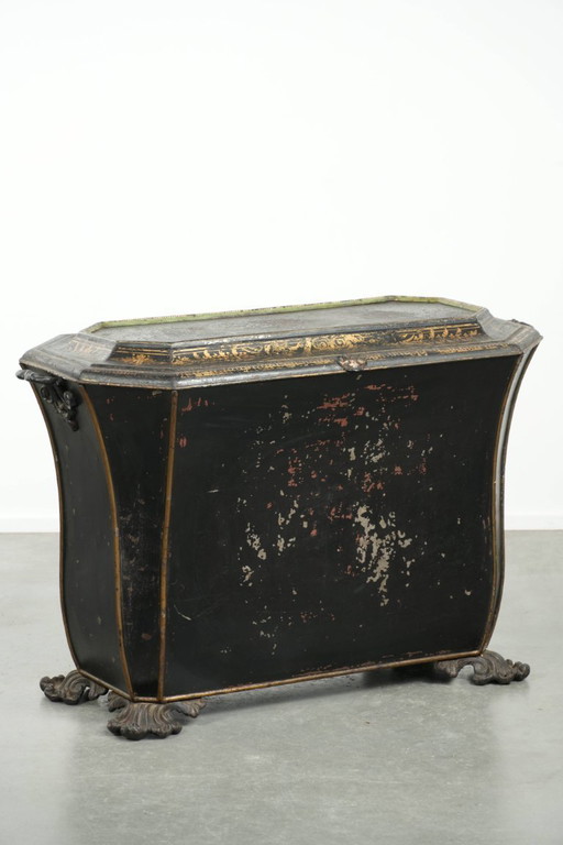 Elegant antique coal/hearth bin in Chinoiserie style from the 19th century with beautiful accents and brass (photo 2 of 16)
