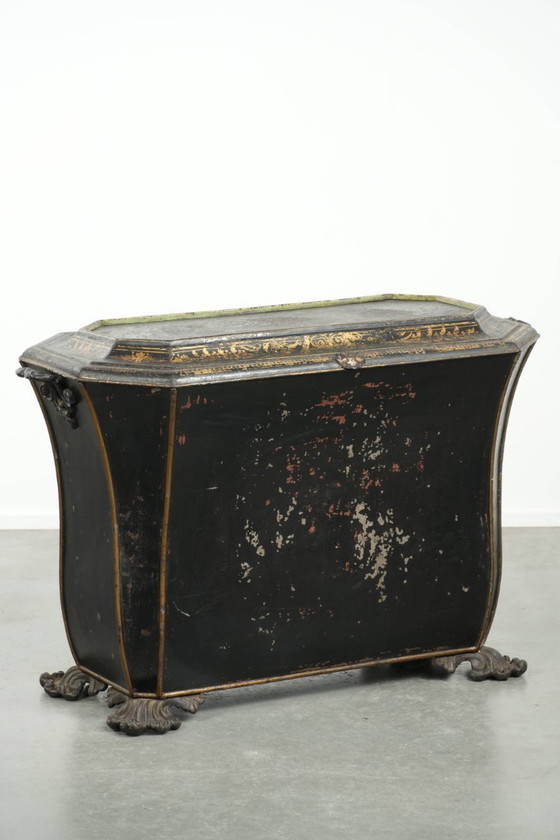 Elegant antique coal/hearth bin in Chinoiserie style from the 19th century with beautiful accents and brass (photo 2 of 16)
