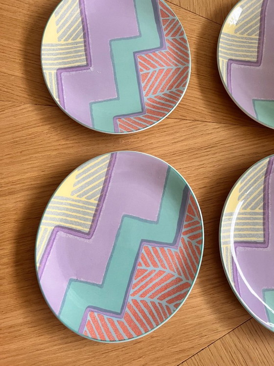 Image 1 of 6 Frühstücksteller im Memphis-Stil, pastellfarben, Art déco