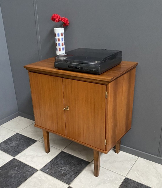 Image 1 of La parte superiore del giradischi/mobile audio può ruotare negli anni '60