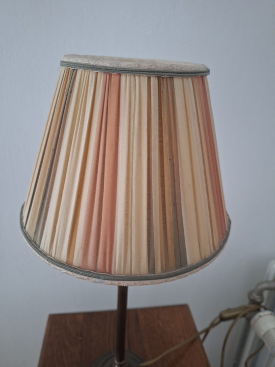 Schöne, schlanke Lampe aus Bronze/Messing mit gestreiftem Schirm, vermutlich von Kullmann. – Tischlampen (photo 3 of 6)
