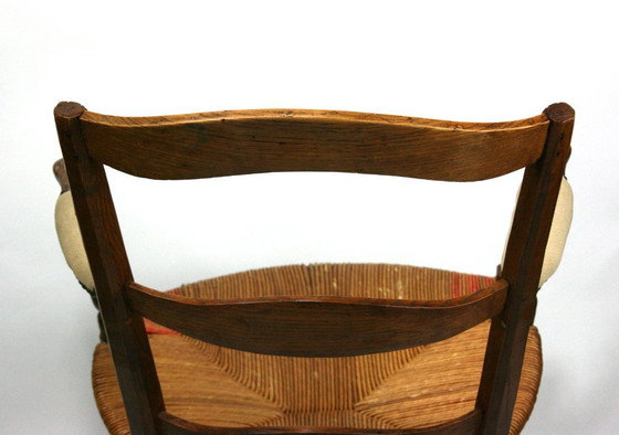 Image 1 of Antieke Frans-Provençaalse armstoel met biezenmat zitting — notenhout, gedraaide accenten, circa late 19e/vroeg 20e eeuw