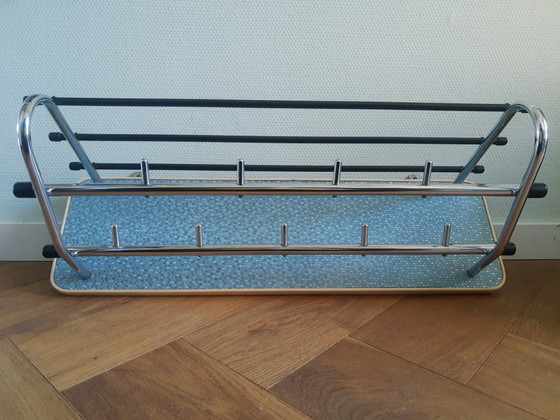Image 1 of Wunderschöne, zweireihige Wandgarderobe im Retro-Stil der 50er Jahre mit Rohrrahmen und Hutablage, Bauhaus-Stil, blau mit Chrom