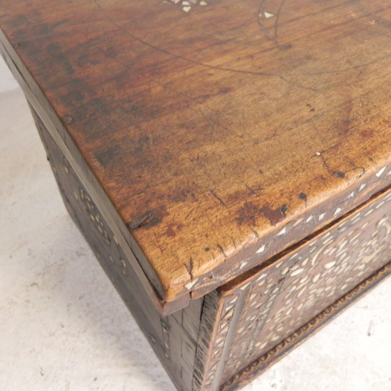 Image 1 of Coffret de mariage syrien du XIXe siècle avec incrustation de nacre