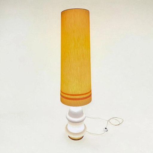 1970er Jahre große Space-Age Opalglas-Stehlampe mit Leuchtfuß und verschiedenen Beleuchtungsmodi, mit insgesamt 3 E27 Fassungen.