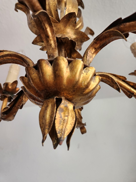 Lampadario forgiato a mano, dorato con foglia d'oro, stile Hollywood Regency, Italia. – Hans Kögl, Iron, Gold (photo 8 of 15)