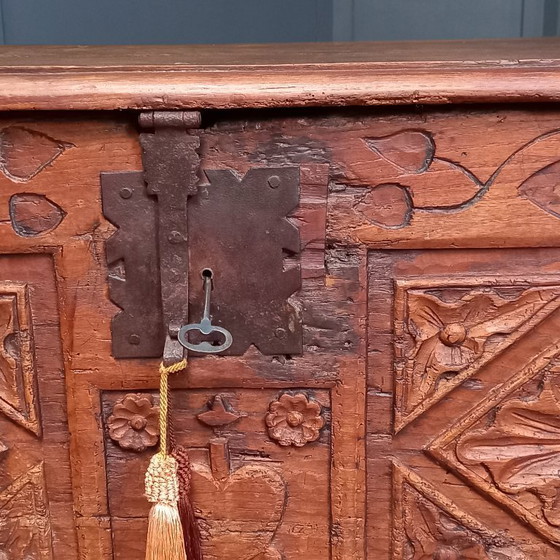 Image 1 of coffre en bois de châtaignier du XVIIIe siècle