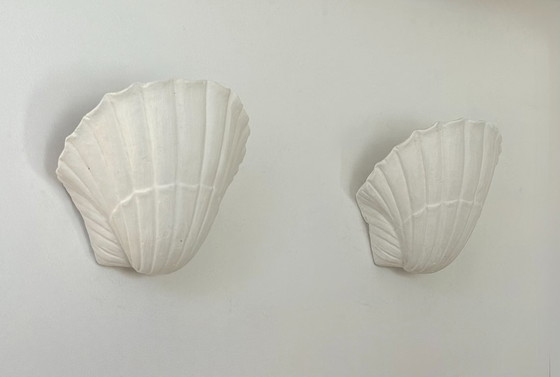 Image 1 of Paar vintage schelpvormige wandlampen, mat wit gips, Frankrijk 1970