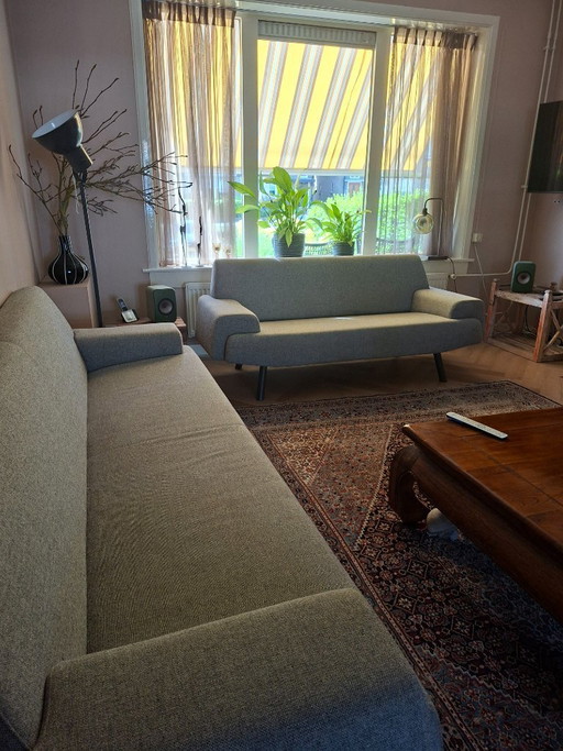 2 Design-Sofas „Cloak Sky“ des Designers Hans Daalder