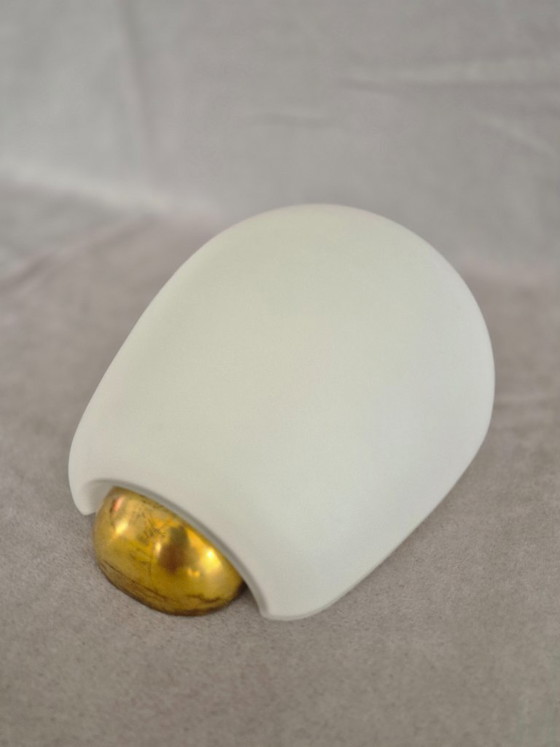 Image 1 of Elegante lampada da parete Peill & Putzler, anni '60, vetro opalino e ottone – Luce calda e soffusa.