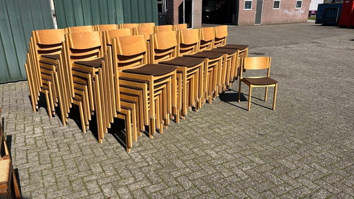 Lote de 100 sillas apilables vintage de madera contrachapada de los años 80.