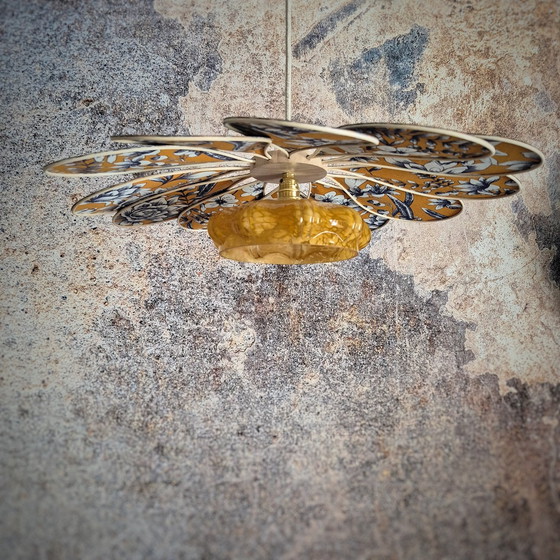 Image 1 of Lampada a sospensione 12 petali di fiori in vimini e tessuto floreale e globo di vetro ambrato