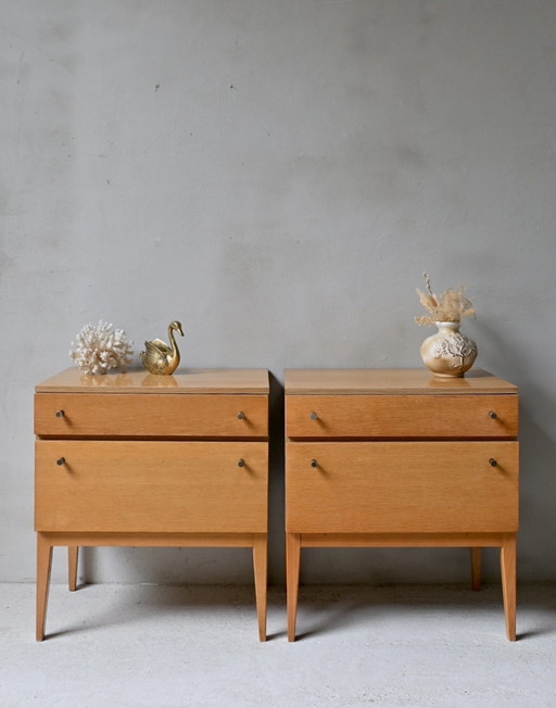 Juego vintage de mesitas de noche de roble